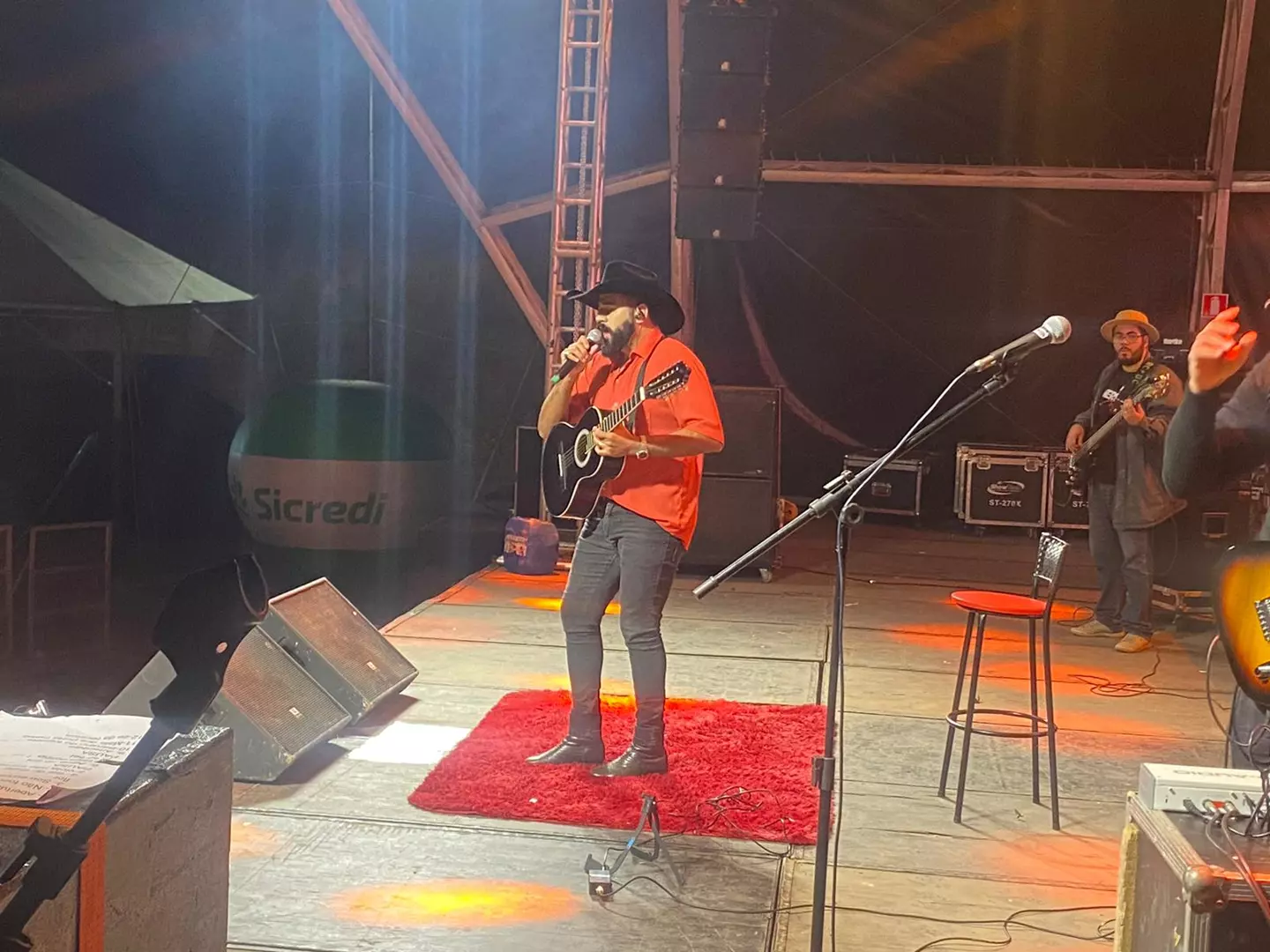 Shows de Dii Castro e Rafael e Emerson Costta animam primeira noite da Exposição em Santos Dumont